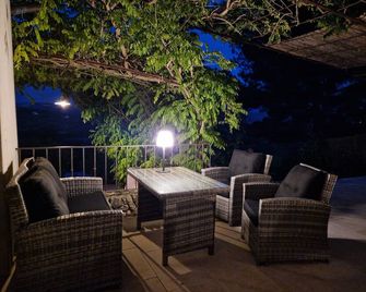 Air-conditioned design house exceptional view on Luberon, heated infinity pool - Saint-Saturnin-lès-Apt - Patio
