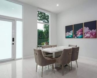 Villa Azul Luxe Retreat - Fort Lauderdale - Matsal