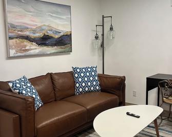 Cozy Suite next to Nose Hill Park 10 min airport 15 min downtown. Pet friendly! - Calgary - Pokój dzienny