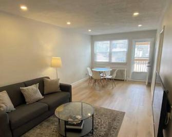 Lakeshore 2 Bedroom Apartment in Port Credit, Mississauga. - Mississauga - Living room
