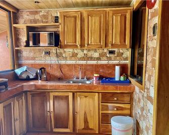 Full apartment 5 minutes Airport Ground floor and upstairs with internet connection - Alajuela - Kitchen