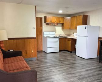 Coachman Motor Lodge - Elmira - Kitchen