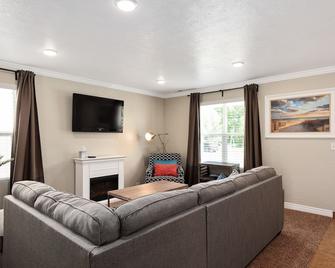 The Lake View: Family and business travel - Lehi - Living room