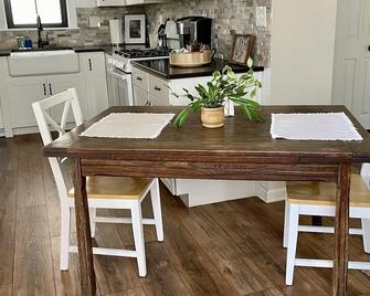 Lydia's Lake Erie Cottage - Willoughby - Dining room