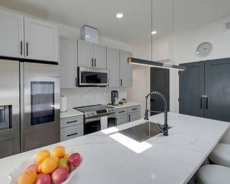 4 Mi to Smithsonian Museums: Modern DC Condo! - Washington, D.C. - Kitchen