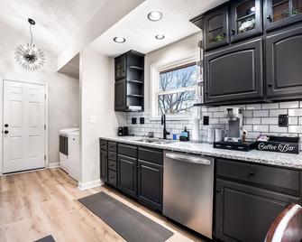 Serenity Cottage 300mbps Wifi - Dog Friendly - Clarksville - Mutfak