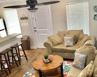 Beach Views from 2 Decks. Last Minute Openings and Reduced Rates. Book Now! - Freeport - Sala de estar