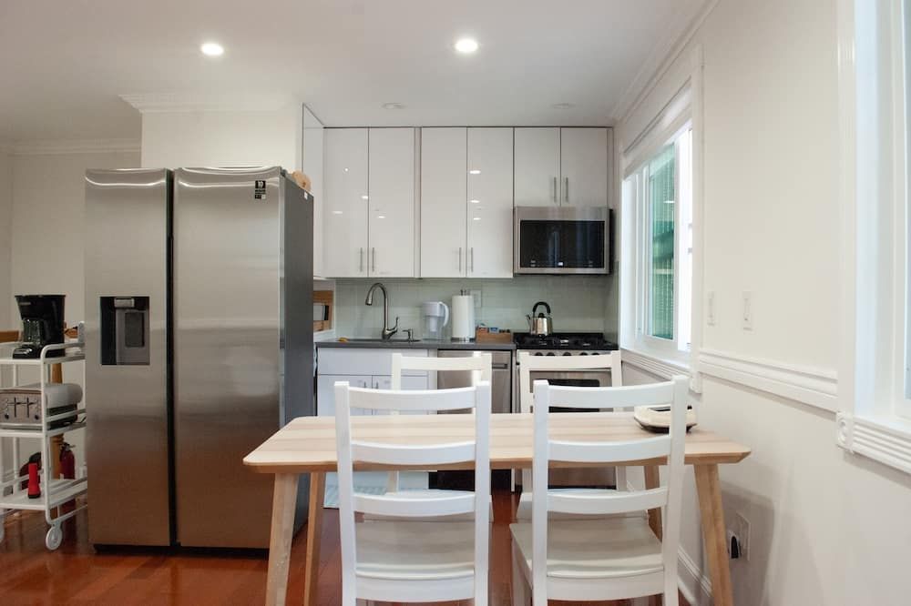 Large 2 BR, private floor with own entry in Bushwick home, Free Parking on site - ברוקלין - מסעדה