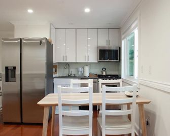 Large 2 BR, private floor with own entry in Bushwick home, Free Parking on site - ברוקלין - מסעדה