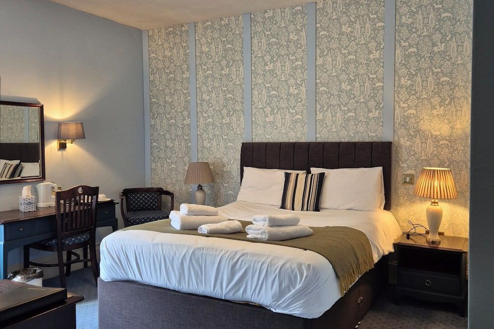 The Devil's Punchbowl Hotel - Hindhead