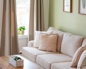 Lovely Condo Near Acadia Natl Park Bar Harbor 6 - Trenton - Living room