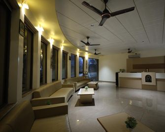 Surya Hill View Resort And Spa - Dhāri - Front desk