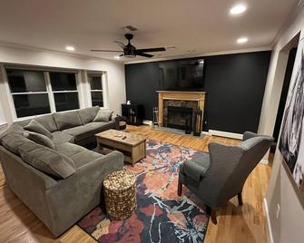 Secluded Warwick Retreat on 3 Acres Next to Winery- 1 Hr from NYC! - Warwick - Living room