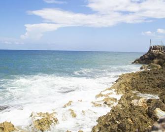 Blue Shores Hideaway - Runaway Bay - Beach