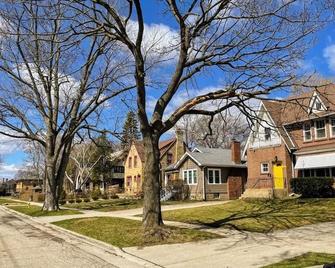 2 BR Apt near Great Lakes Naval Base and 6 Flags - Waukegan - Building