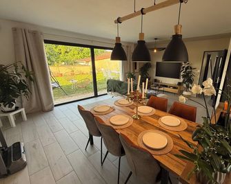 Smart home, EV charging station, air-conditioned, near Cognac, sleeps 6 - Шатобернар - Їдальня