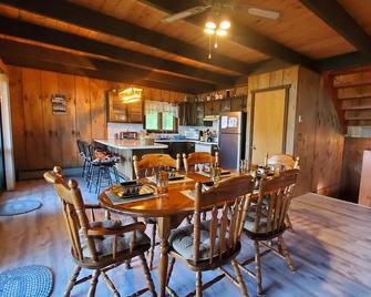 Lakefront House- The Peacock - Lake Ariel - Dining room