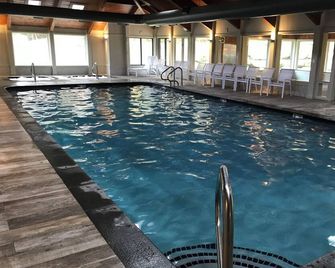 True Ski In/Ski Out updated 3 Bedroom End Unit directly on Mount Snow - Dover - Piscina