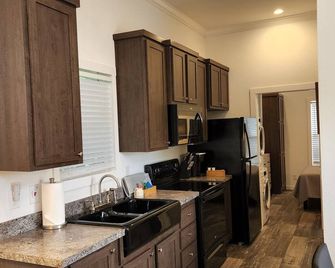 Ranch Cabin Modern Tiny home on beautiful Ranch! - Tyler - Kitchen