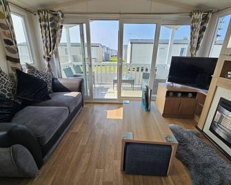 Angie 2 Bed Rhyl Robinhood - Rhyl - Living room
