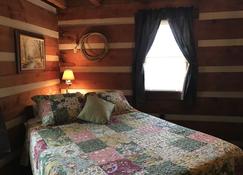 The Cabin at Flat Rock Farms - rustic charm on a beautiful former horse farm - Lewisburg - Bedroom