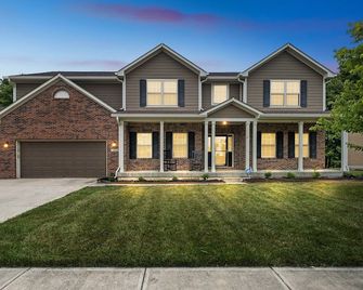 Incredibly Spacious Carmel Home With Fully Equipped Kitchen - 4700 Sq Ft! Sleeps 15! Pet Friendly! 6 Bedroom Home by RedAwning - Carmel - Building