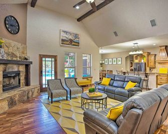 Heated Spa, Fire Pit! 14-Acre Terrell Ranch Escape - Terrell - Huiskamer