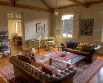 Tizzana Winery Bed & Breakfast - Windsor - Living room