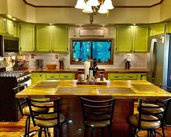 Bertucci's Country House - Hardy - Cocina