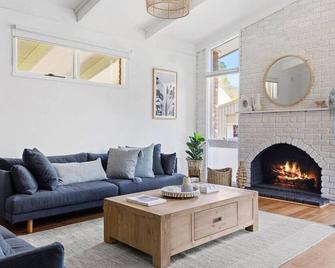 Bayside Retreat - Cosy Fire, Beach, Games Room - McCrae