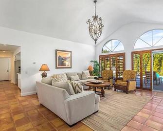 Perfect For Coachella - 4 Bed, 3 Bath, High Speed Internet For Remote Work - Bermuda Dunes - Living room