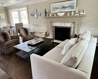 Hamptons Retreat: Near Beaches, Restaurants, Wineries - Hampton Bays - Living room
