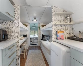 Airstream in Pines • Luxe Deck + Firepit + Shower - Calabogie - Cuisine