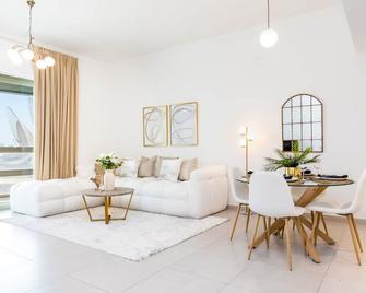 Bloomfields 1Br Azure Stay Ajwan Soul Beach Access - Abu Dhabi - Phòng khách