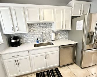 FREE Heated Pool, Weber Gas Grill, 3 miles to the beach! - West Palm Beach - Cocina