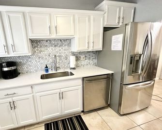 FREE Heated Pool, Weber Gas Grill, 3 miles to the beach! - West Palm Beach - Cocina
