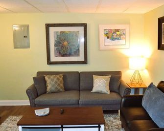 A Delightful and Cozy Two-Bedroom Apartment - Grand Forks - Living room