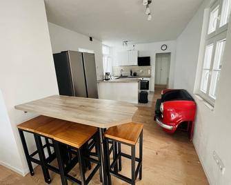 Big House l 10 Beds l 5 Bedrooms l 2 Bathrooms l WIFI - Lippstadt - Comedor