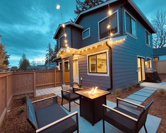 Seattle Retreat, 3 bedroom 2.5 bathroom, Family Friendly near Magnolia Village. - Seattle