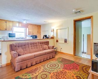 Cozy Fairfield Escape Near Historic Sites - Fairfield - Living room