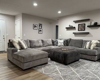 Cozy and Comfortable home with easy access to Hwy 60 and Springfield! - Republic - Living room