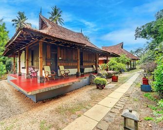 Alaya Stays Palm Dale Heritage Backwater Retreat with Garden & Restaurant - Alappuzha