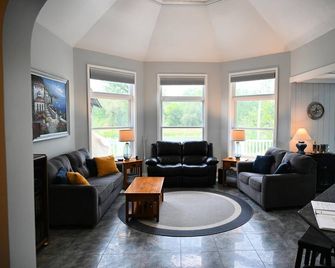 Luxury Waterfront Cottage 1000 Islands 6 BR, 4.5 Baths Book your 2026 vacation! - Alexandria Bay - Huiskamer