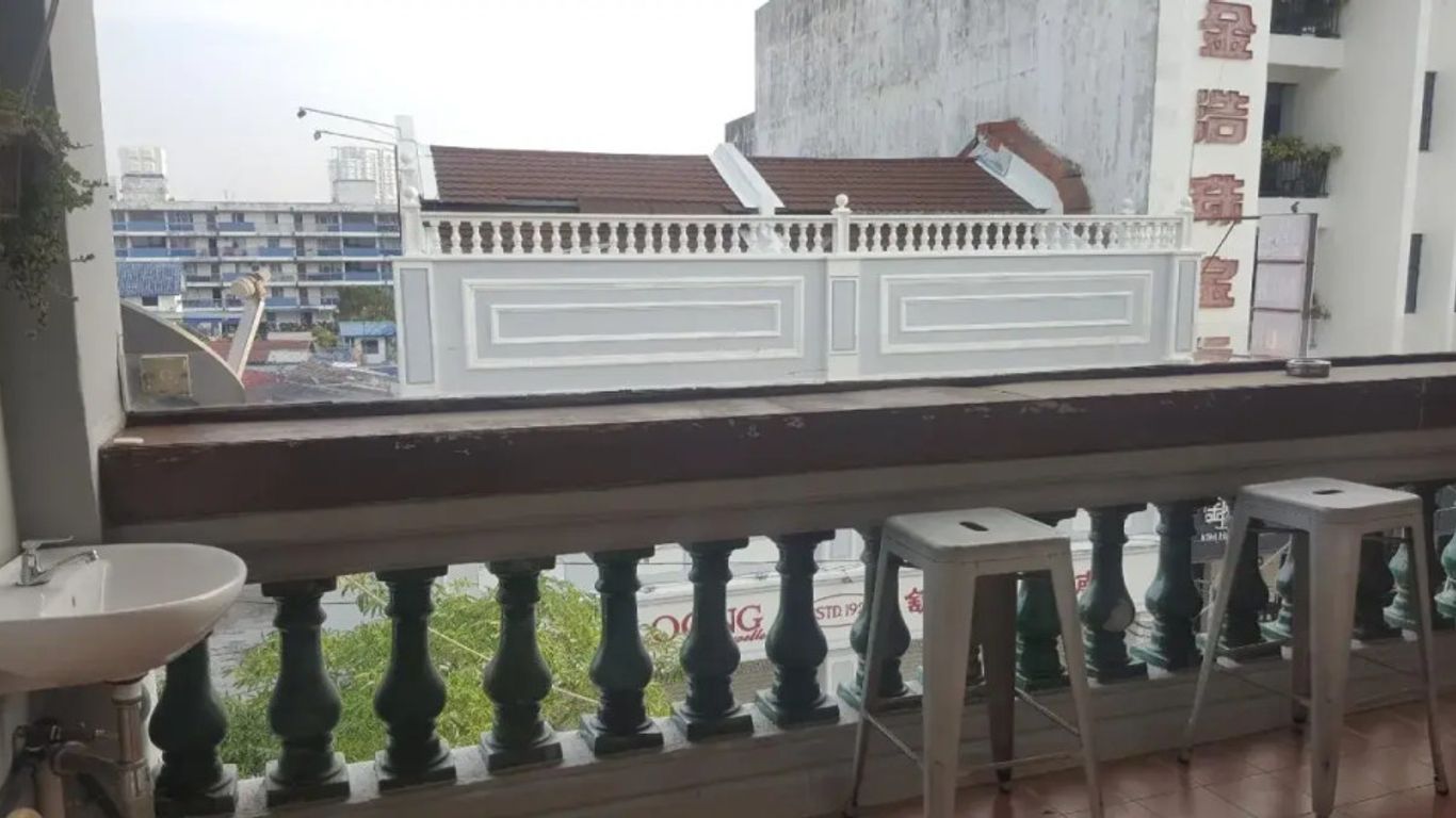 Moustachz Hauze , Georgetown