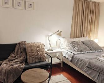 Cozy Commercial Oasis - Private Entrance Studio - Vancouver - Habitación