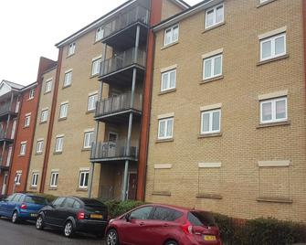 1 Bedroom Available In A 2 Bed Flat - Grays - Building