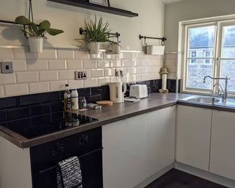 1840's Converted Railway Cottage - Swindon - Kitchen