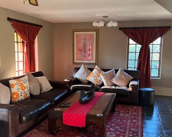 Motozi Lodge - Hartbeespoort - Living room