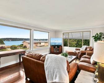 Panoramic views, walking distance to downtown and NEW AC - Gig Harbor - Living room