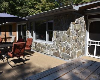 Lakefront + Dog Friendly + Private Cove + Deep Water Dock + Kayaks - Huddleston - Patio